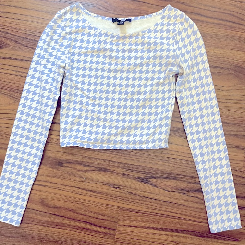 White & blue zig zag striped long-sleeve crop